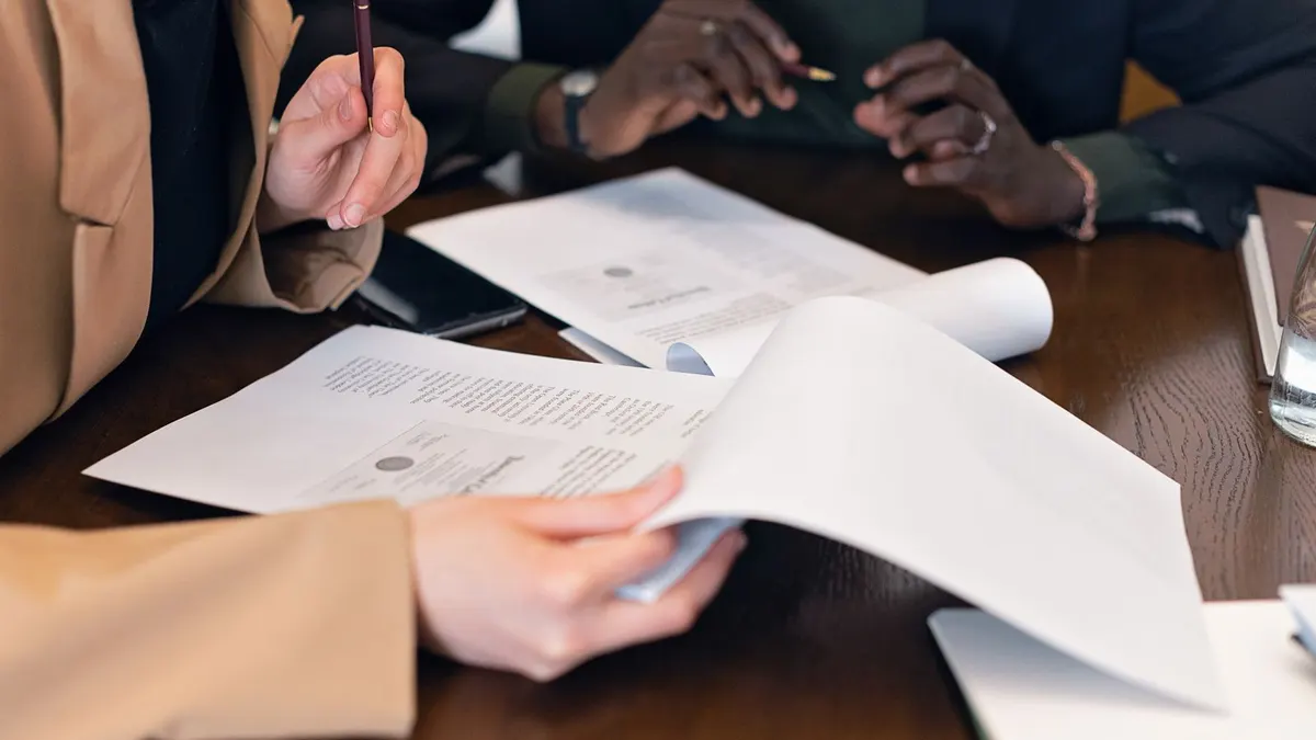 Procès-verbal d'assemblée générale de copropriété annoté, surligneur et clés posés sur une table